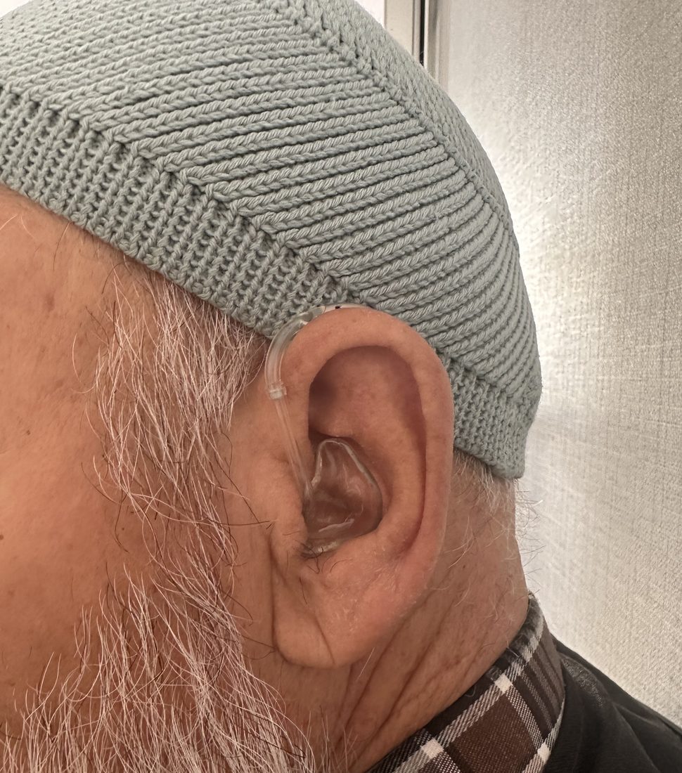 İnce tüplü kulak arkası işitme cihazı örneği
